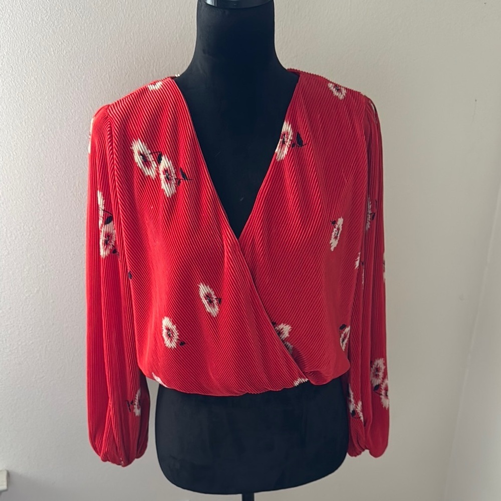 ASTR The Label red floral print V cleavage Surplice long sleeves top blouse Sz S